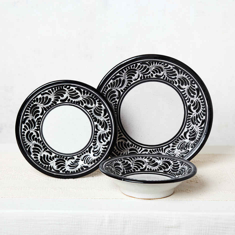 Vajilla tradicional de Talavera de Puebla comensales negra