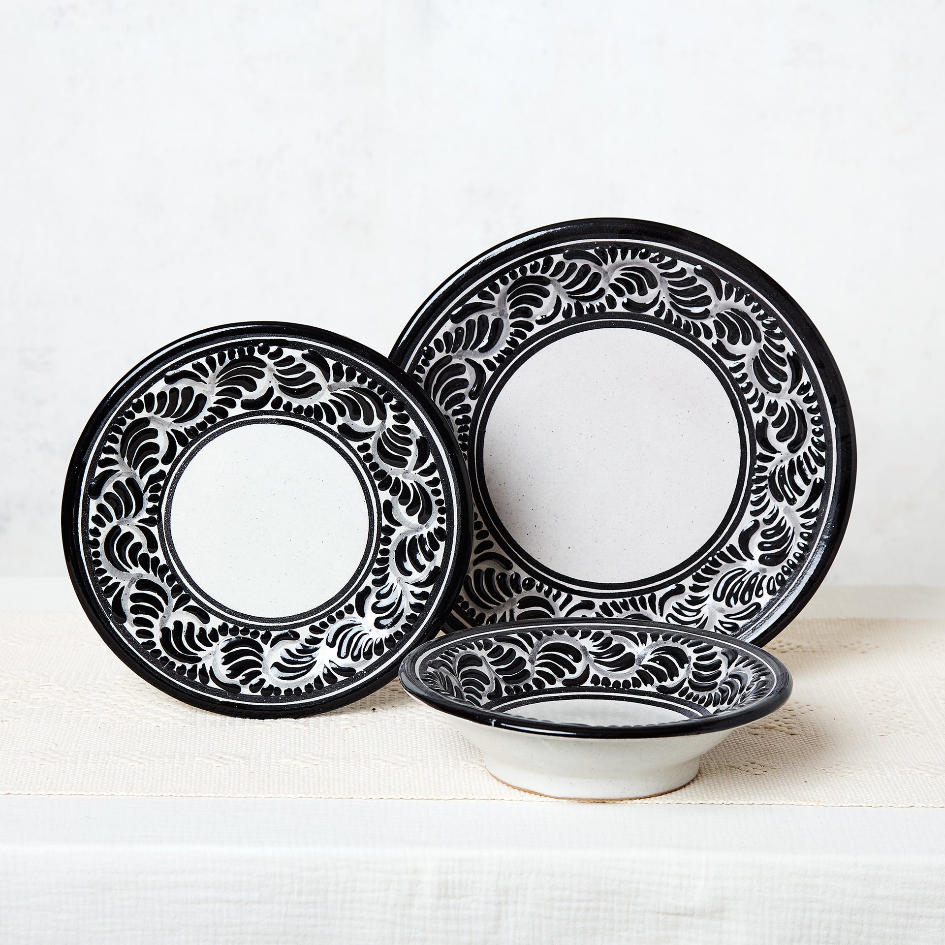 Vajilla tradicional de Talavera de Puebla comensales negra