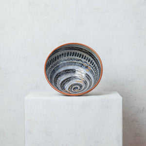 Coupe à fruits en spirale en argile peinte grise - Manuel Morales