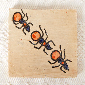Dessous de plat en argile peinte 3 fourmis bleues et oranges