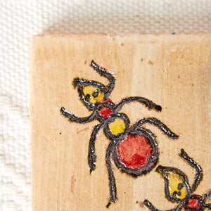 Salvamanteles Barro Pintado 3 hormigas rojo y amarillo