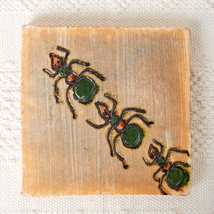 Dessous de plat en argile peinte 3 fourmis orange et vertes