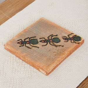 Dessous de plat en argile peinte 3 fourmis orange et vertes