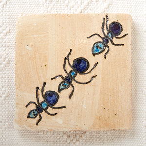 Salvamanteles Barro Pintado 3 hormigas azul y turquesa