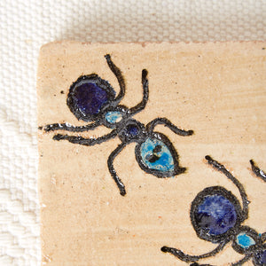 Salvamanteles Barro Pintado 3 hormigas azul y turquesa