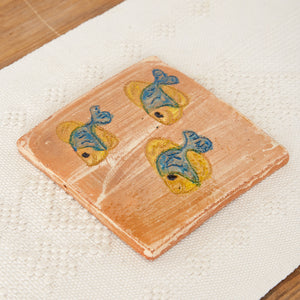 Dessous de plat en argile peinte avec 3 poissons jaunes et turquoise