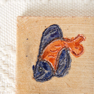 Dessous de plat en argile peinte 3 poissons bleus et oranges