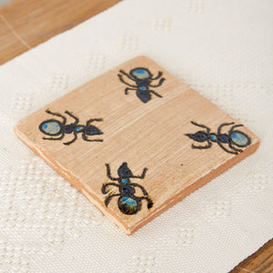Salvamanteles Barro Pintado 4 hormigas turquesa y azul