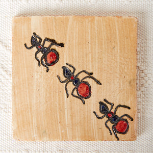 Salvamanteles Barro Pintado 3 hormigas rojo y negro