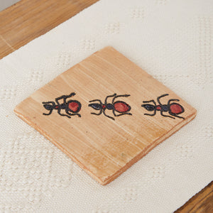 Salvamanteles Barro Pintado 3 hormigas rojo y negro