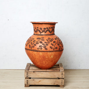Tuile de pot en terre cuite peinte avec dessins marron
