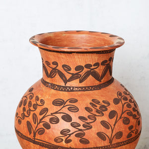 Tuile de pot en terre cuite peinte avec dessins marron