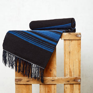 Alfombra de lana virgen, negra y azul