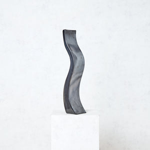 Grande sculpture Trompette en argile noire