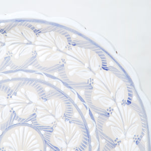 Assiette décorative moyenne Talavera à fleurs blanches et fond brut