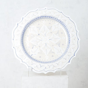 Grande assiette décorative Talavera à fleurs blanches et fond brut