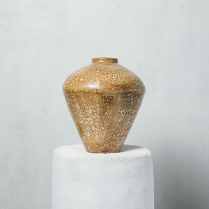 Vase en argile peint dans des tons terreux