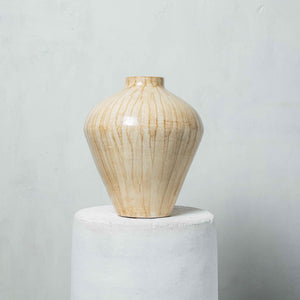Vase en argile dégradé peint dans les tons beiges