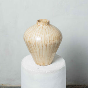 Vase en argile dégradé peint dans les tons beiges