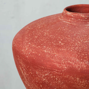 Vase en argile stuqué peint dans des tons rougeâtres