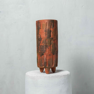 Vase allongé en argile peint dans des tons rouille décapés