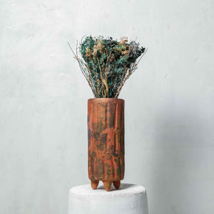 Vase allongé en argile peint dans des tons rouille décapés