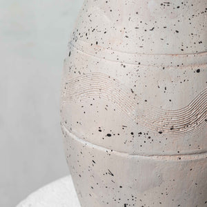 Vase en terre mouchetée peint dans des tons bruts et noirs