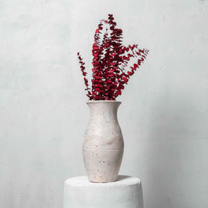 Vase en terre mouchetée peint dans des tons bruts et noirs
