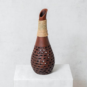 Vase en terre brunie et ajourée, goutte à carreaux marron