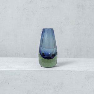 Petit vase en verre soufflé bleu