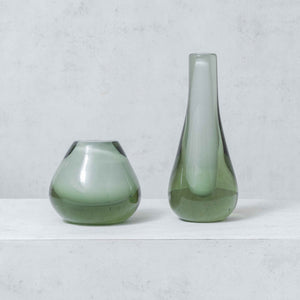 Ensemble de 2 vases en verre soufflé vert et blanc