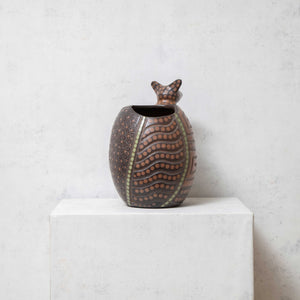 Vase en argile sgraffito tatou