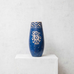 Vase en argile négatif préhispanique bleu colibri