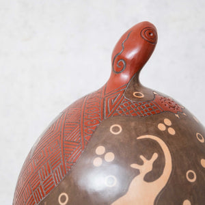 Vase en argile avec lézard ovoïde négatif et sgraffito