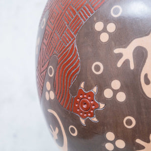 Vase en argile avec lézard ovoïde négatif et sgraffito