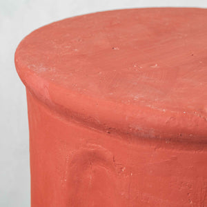 Tabouret/table d'appoint en terre ajourée peint dans des tons rougeâtres