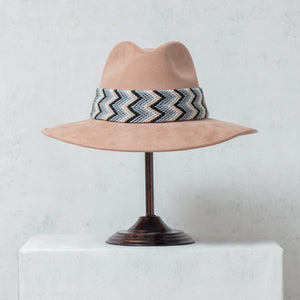 Chapeau de ruban de métier à tisser de taille en zigzag, beige avec des tons noirs, blancs et bleus