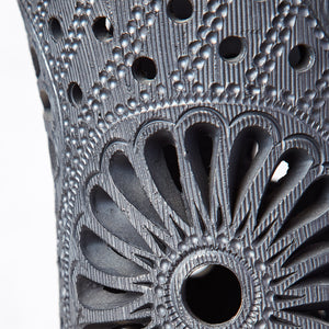 Vase en argile noire modèle spirale