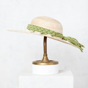 Chapeau à larges bords en palmier et macramé vert et écru