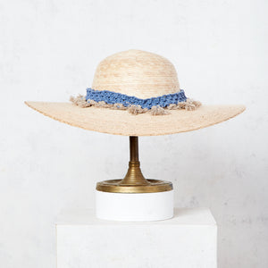 Chapeau à larges bords en palmier et macramé bleu et taupe