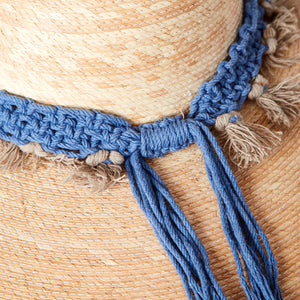 Chapeau à larges bords en palmier et macramé bleu et taupe